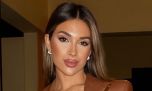  Agustina Gandolfo dio cátedra de estilo sobre cómo usar el color que es tendencia este invierno: abrigos, minis y accesorios