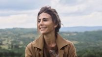 Juliana Awada dio cátedra de estilo sobre cómo llevar un abrigo de piel y el jean que es tendencia este invierno