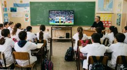 Estudiantes viendo un partido del Mundial dentro del aula 03062026