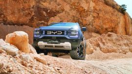 La marca china del momento irrumpe en el mercado argentino con su imponente pick-up de una tonelada, introduciendo la propulsión híbrida enchufable, única en su segmento en nuestro país.