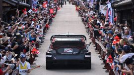 Sami Pajari, de Finlandia, y su copiloto Marko Salminen, también de Finlandia, conducen su Toyota GR Yaris Rally1 por el paisaje urbano tradicional japonés de Iwamura durante el Rally de Japón, la séptima prueba del Campeonato Mundial de Rally de la FIA, que tuvo lugar en la ciudad de Ena, prefectura de Gifu.