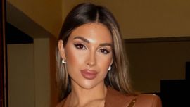 Agustina Gandolfo dio cátedra de estilo sobre cómo usar el color que es tendencia este invierno: abrigos, minis y accesorios