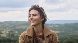 Juliana Awada dio cátedra de estilo sobre cómo llevar un abrigo de piel y el jean que es tendencia este invierno