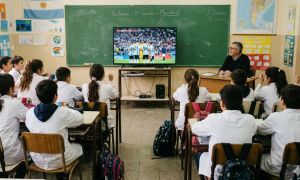 Estudiantes viendo un partido del Mundial dentro del aula 03062026