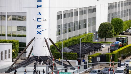 Salida a bolsa de SpaceX podría enriquecer más a funcionarios del gobierno de Trump
