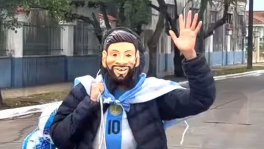 Virginia Gallardo repartió pelotas con la cara de Messi entre los chicos