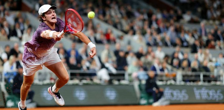 El brasileño Joao Fonseca devuelve un golpe de derecha al checo Jakub Mensik durante su partido de cuartos de final individual masculino en la décima jornada del torneo de tenis Roland Garros, disputado en la pista Philippe-Chatrier del complejo Roland-Garros en París.