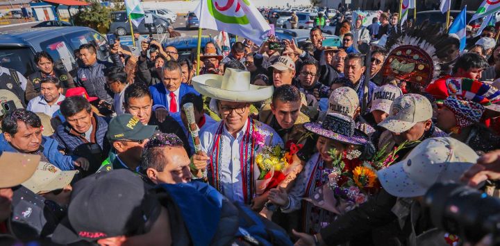 El candidato presidencial peruano del partido Juntos por el Perú, Roberto Sánchez, es recibido por simpatizantes a su llegada al aeropuerto de Cusco, Perú. Los peruanos elegirán a su presidente el 7 de junio de 2026 entre la candidata de derecha Keiko Fujimori, heredera de una dinastía política que divide a la nación, y el candidato de izquierda Roberto Sánchez: dos visiones diametralmente opuestas para un país asolado por la inestabilidad y la delincuencia.