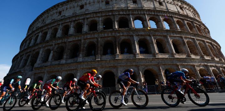 El pelotón pasa junto al Coliseo durante la 21ª etapa del Giro de Italia 2026, una carrera ciclista de 131 km que va de Roma a Roma, Italia.