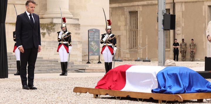 El presidente de Francia, Emmanuel Macron, guarda un minuto de silencio durante el homenaje nacional al filósofo y sociólogo francés Edgar Morin en el Hotel des Invalides de París. Edgar Morin falleció a los 104 años.