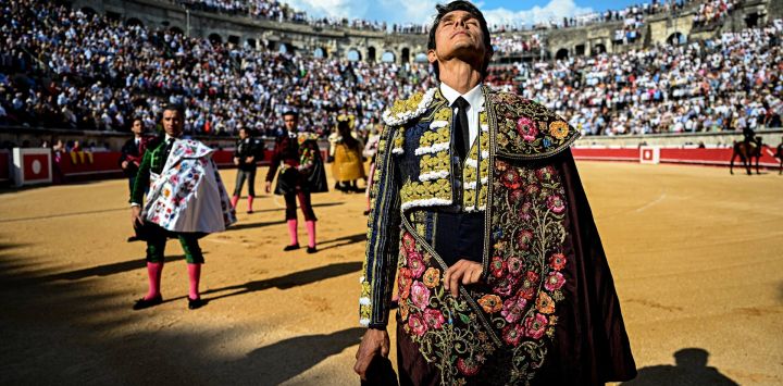 El torero francés Sébastien Castella se concentra durante el paseo previo a su corrida de toros durante la Feria de Pentecostés en Nimes, al sur de Francia.