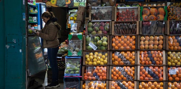 Imagen de una mujer realizando compras en una verdulería, en la ciudad de Buenos Aires, capital de Argentina. Tras cerrar 2025 con un marcado incumplimiento en las metas de acumulación de reservas acordadas con el Fondo Monetario Internacional, Argentina transita 2026 con perspectivas más favorables para alcanzar los objetivos comprometidos, impulsada por el programa de compras diarias de divisas del Banco Central y una mayor disponibilidad de dólares en la primera mitad del año.