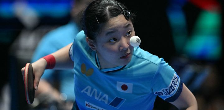 La japonesa Miwa Harimoto saca contra la china Sun Yingsha durante la final por equipos femeninos del Campeonato Mundial de Tenis de Mesa de la ITTF en el Wembley Arena, al oeste de Londres.