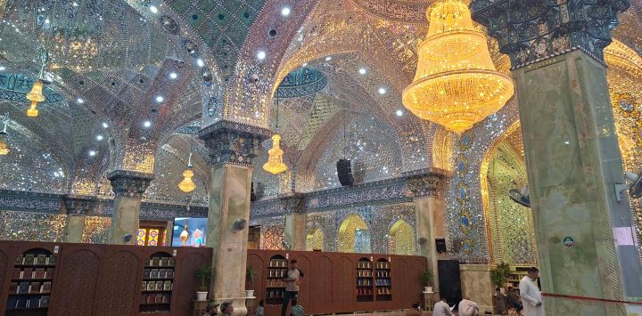 Peregrinos musulmanes ofrecen oraciones dentro del santuario sagrado de Al-Askariyain en Samarra, al norte de Bagdad, Irak.