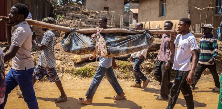 Residentes transportan el cuerpo de una víctima tras un ataque atribuido a las Fuerzas Democráticas Aliadas (FDA) en Beni, provincia de Kivu del Norte, al este de la República Democrática del Congo.