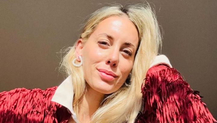 Anita Espasandin se sumó a la tendencia patchwork en abrigos y sorprendió con sus accesorios