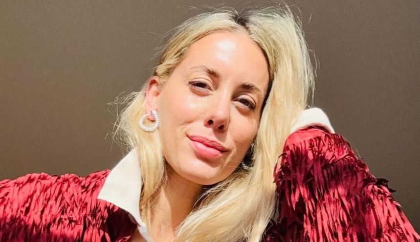 Anita Espasandin se sumó a la tendencia patchwork en abrigos y sorprendió con sus accesorios