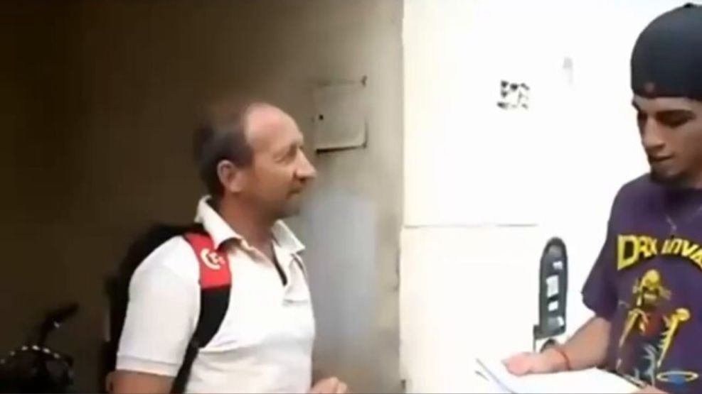 Claudio Barrelier haciendo entrevista sobre violencia de género en 2015