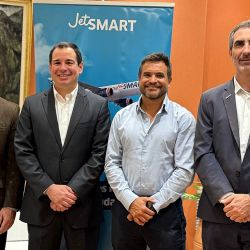Los ejecutivos de JetSmart y los directivos provinciales durante el lanzamiento.