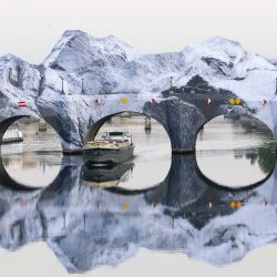 Esta fotografía, tomada en el puente Pont-Neuf de París, muestra la instalación de "La cueva del Pont Neuf", la obra más reciente del fotógrafo y artista callejero francés JR. Como homenaje a la performance "Pont Neuf wrapped" de los artistas franceses Christo y Jeanne-Claude en 1985 sobre el puente más antiguo de París, JR transformará por completo el Pont Neuf en una larga y monumental "caverna" de lienzos y espacio abierto que cambiará el horizonte de la capital. | Foto:JOEL SAGET / AFP