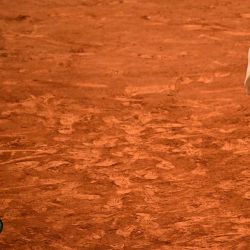 La rusa Mirra Andreeva celebra su victoria ante la ucraniana Marta Kostyuk al término de su partido de semifinales individuales femeninas en la jornada 12 del torneo de tenis Roland Garros, disputado en la pista Philippe-Chatrier del complejo Roland-Garros en París. | Foto:JULIEN DE ROSA / AFP