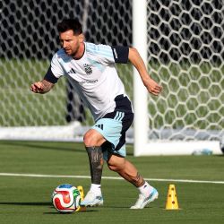 Lionel Messi participa en una sesión de entrenamiento de la selección argentina en el Centro de Entrenamiento del Sporting KC en Kansas City. | Foto:JAMIE SQUIRE / GETTY IMAGES NORTH AMERICA / Getty Images vía AFP