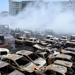 Los bomberos sofocan un incendio entre vehículos abandonados y calcinados tras un siniestro en una zona de separación de escombros en Chennai, India. | Foto:R. Satish Babu / AFP