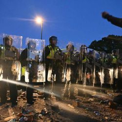Manifestantes protestaron junto a agentes de policía cerca de la comisaría de Portswood en Southampton, al sur de Inglaterra, en respuesta a la actuación policial en la detención de la víctima Henry Nowak, tras la condena de su asesino, Vickrum Digwa. Las imágenes grabadas por la cámara corporal del estudiante moribundo Henry Nowak, esposado por la policía británica tras ser apuñalado por el sij Vickrum Digwa y acusado falsamente de proferir insultos racistas contra su asesino, provocaron indignación. | Foto:JUSTIN TALLIS / AFP