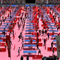 Personas participan en un festival de tenis de mesa en el estadio Luzhniki, en Moscú, Rusia. | Foto:Xinhua/Alexander Zemlianichenko Jr.