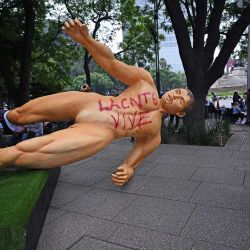 Un hombre observa una escultura gigante que alude a la Copa Mundial de la FIFA 2026, derribada durante una protesta de la Coordinación Nacional de Trabajadores de la Educación (CNTE) en la Ciudad de México. Docentes manifestantes atacaron una exposición temática sobre el torneo de fútbol de la Copa Mundial de la FIFA 2026, instalada en una famosa avenida de la Ciudad de México, en un intento por presionar por sus demandas laborales. | Foto:CARL DE SOUZA / AFP