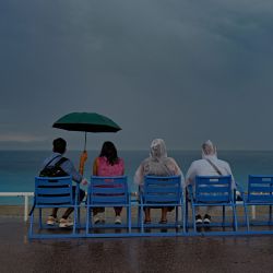 Varias personas contemplan el mar Mediterráneo en el "Promenade des Anglais" de la ciudad de Niza, en la Riviera francesa. | Foto:Valery Hache / AFP