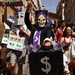 Varias personas participaron en una manifestación en Lisboa, convocada por los principales sindicatos debido a una huelga general de 24 horas en protesta por las reformas laborales propuestas. Según la Confederación General de Trabajadores de Portugal (CGTP), el paro afectó a empresas de transporte, así como a los servicios de recogida de residuos, hospitales y escuelas. | Foto:PATRICIA DE MELO MOREIRA / AFP