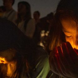 Varias personas sostienen velas electrónicas durante una vigilia en la Plaza de la Libertad de Taipéi para conmemorar el aniversario de la represión china de 1989 contra los manifestantes prodemocracia en la Plaza de Tiananmen de Pekín. | Foto:cheng-chia huang / AFP