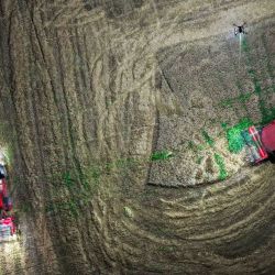 Vista aérea tomada con un dron de máquinas agrícolas cargando trigo cosechado en un camión en un campo iluminado por un dron de iluminación de alta potencia conectado por cable, en la ciudad de Hefei, en la provincia de Anhui, en el este de China. | Foto:Xinhua/Du Yu