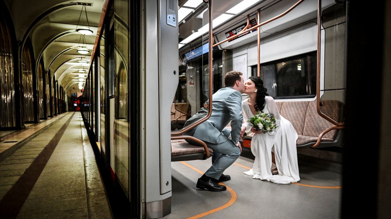 Una pareja se besa dentro de un vagón de metro durante una ceremonia nupcial en la estación Mayakovskaya de Moscú, Rusia. En los últimos años, las bodas en el metro se han convertido en una tendencia cada vez más popular en la capital, ya que el metro de Moscú ofrece a las parejas un lugar único para sus ceremonias. Una vez al mes, tras el cierre nocturno del sistema, una de sus estaciones históricas se abre para celebrar bodas. | Foto:Alexander Nemenov / AFP