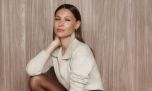 Pampita marca tendencia en Capri con su look total white mediterráneo: silueta romántica y volados