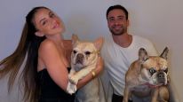 Caro Calvagni y Nicolás Tagliafico junto a sus "perrihijos"