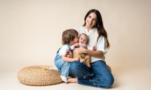 Jimena Sabaris junto a sus hijos Lolo y Augusto 