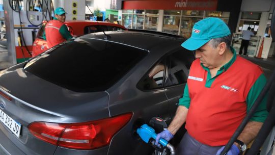 Empleados de estaciones de servicio: cuál es el sueldo básico y el extra no remunerativo en junio