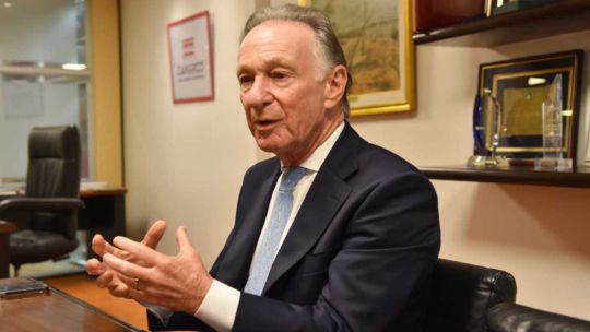 Titular de la Construcción: "Como programa económico, yo le sugeriría al Gobierno que gane las elecciones"