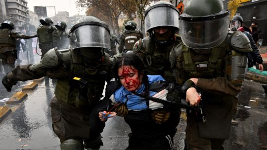 Estudiantes chilenos fueron reprimidos en una marcha masiva contra los recortes del presidente Kast