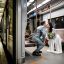 Fotogaleria Una pareja se besa dentro de un vagón de metro durante una ceremonia nupcial en la estación Mayakovskaya de Moscú, Rusia. En los últimos años, las bodas en el metro se han convertido en una tendencia cada vez más popular en la capital