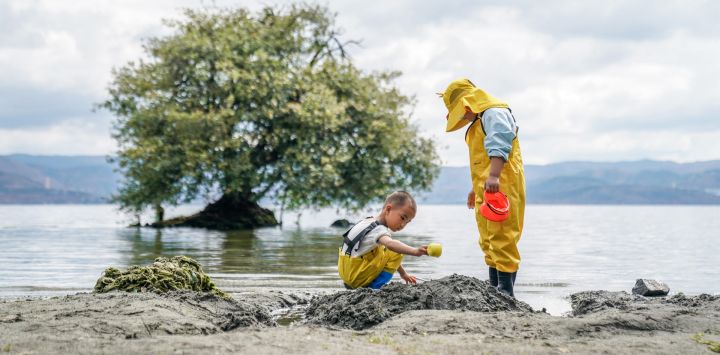 Imagen de niños jugando cerca del Lago Erhai, en Dali, en la provincia de Yunnan, en el suroeste de China.