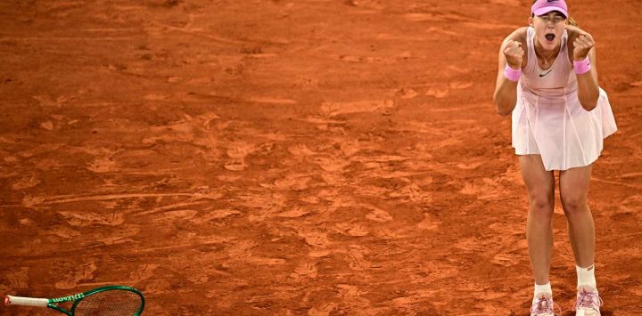 La rusa Mirra Andreeva celebra su victoria ante la ucraniana Marta Kostyuk al término de su partido de semifinales individuales femeninas en la jornada 12 del torneo de tenis Roland Garros, disputado en la pista Philippe-Chatrier del complejo Roland-Garros en París.