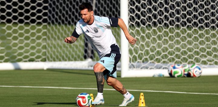 Lionel Messi participa en una sesión de entrenamiento de la selección argentina en el Centro de Entrenamiento del Sporting KC en Kansas City.