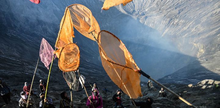 Los aldeanos recogen las ofrendas que los devotos hindúes de la comunidad Tengger arrojan al cráter del monte Bromo durante el festival Yadnya Kasada cerca de Probolinggo, provincia de Java Oriental, Indonesia.