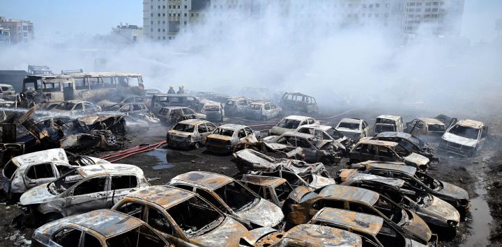 Los bomberos sofocan un incendio entre vehículos abandonados y calcinados tras un siniestro en una zona de separación de escombros en Chennai, India.