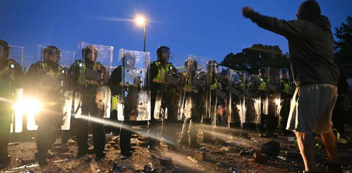 Manifestantes protestaron junto a agentes de policía cerca de la comisaría de Portswood en Southampton, al sur de Inglaterra, en respuesta a la actuación policial en la detención de la víctima Henry Nowak, tras la condena de su asesino, Vickrum Digwa. Las imágenes grabadas por la cámara corporal del estudiante moribundo Henry Nowak, esposado por la policía británica tras ser apuñalado por el sij Vickrum Digwa y acusado falsamente de proferir insultos racistas contra su asesino, provocaron indignación.