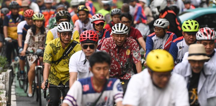 Personas conducen bicicletas para celebrar el Día Mundial de la Bicicleta, en Yakarta, Indonesia. El Día Mundial de la Bicicleta es un evento internacional que se celebra anualmente para llamar la atención sobre los beneficios del uso de la bicicleta.