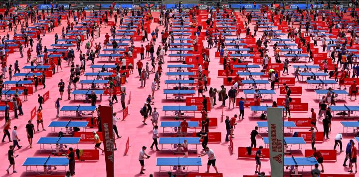 Personas participan en un festival de tenis de mesa en el estadio Luzhniki, en Moscú, Rusia.